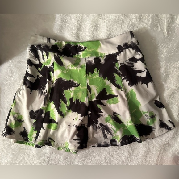 NWOT Amy Sport $160 women’s medium golf skort. Green & black print. Never worn - Picture 4 of 12